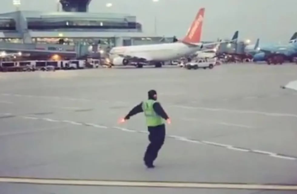 Señalero de un aeropuerto se puso a bailar e hizo llorar de risa a los pasajeros
