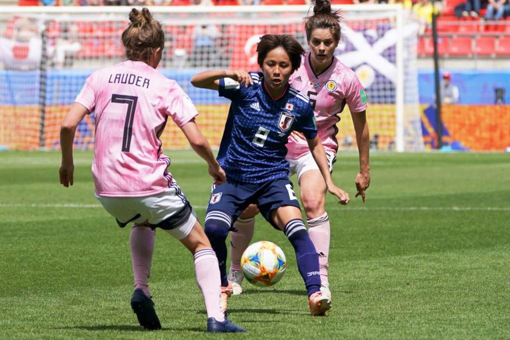 La delantera japonesa Mana Iwabuchi disputa el balón con la defensora escocesa Jennifer Beattie y la delantera escocesa Hayley Lauder (Foto: EFE/Eddy Lemaistre).