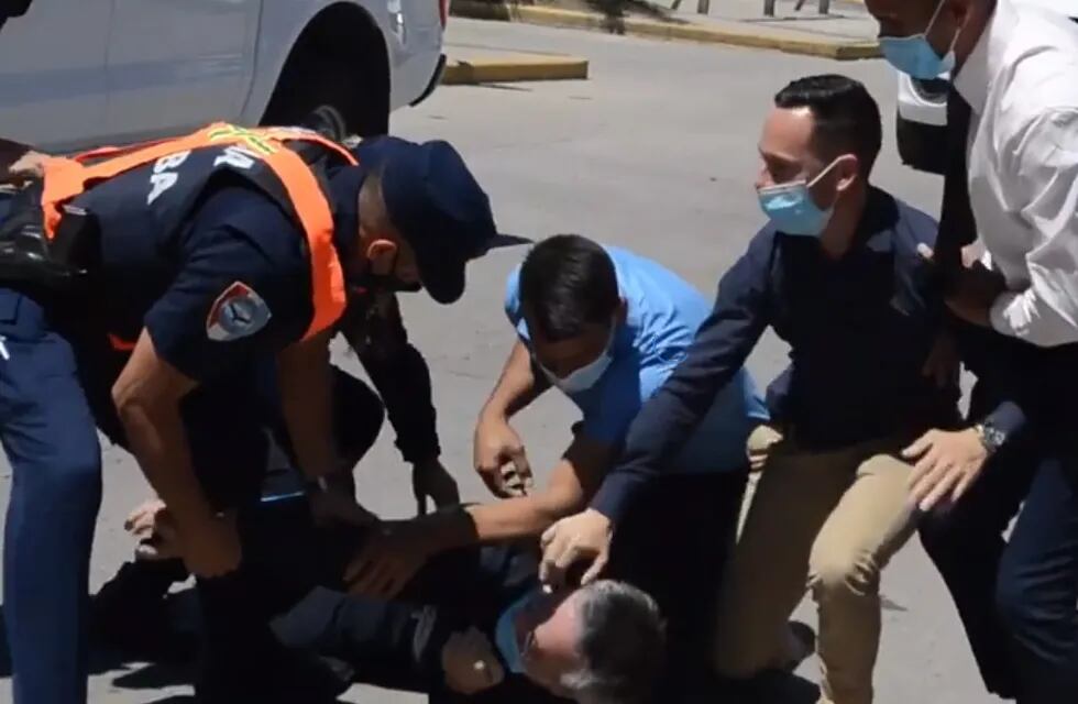 Custodios de Schiaretti toman por el cuello y derriban a un hombre que quería dejarle un mensaje al gobernador (Captura de video).