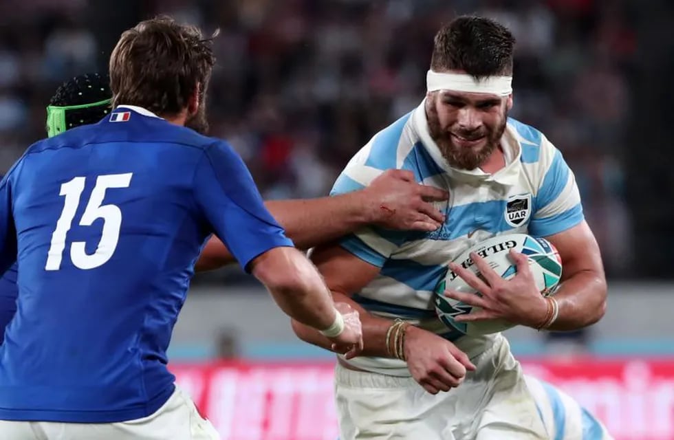 (FILES) In this file photo taken on September 21, 2019 Argentina's flanker Marcos Kremer (R) runs with the ball past France's full back Maxime Medard during the Japan 2019 Rugby World Cup Pool C match between France and Argentina at the Tokyo Stadium in Tokyo on September 21, 2019. - Argentina international forward Marcos Kremer has signed a three-year deal with Stade Francais until 2023, the Top 14 club announced on June 30, 2020. The 22-year-old lock/backrower has been capped 28 times by Los Pumas, as the Argentine national team is known. (Photo by Behrouz MEHRI / AFP)