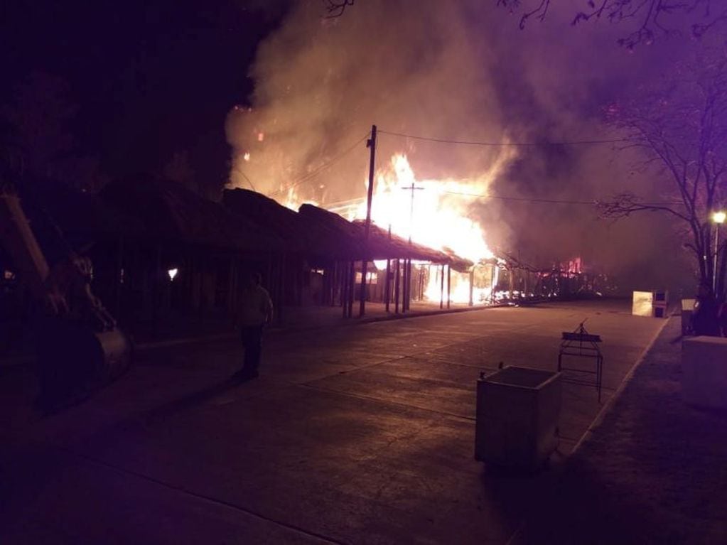 Incendio en los ranchos de la Feria de Simoca. Prensa municipalidad de Simoca.