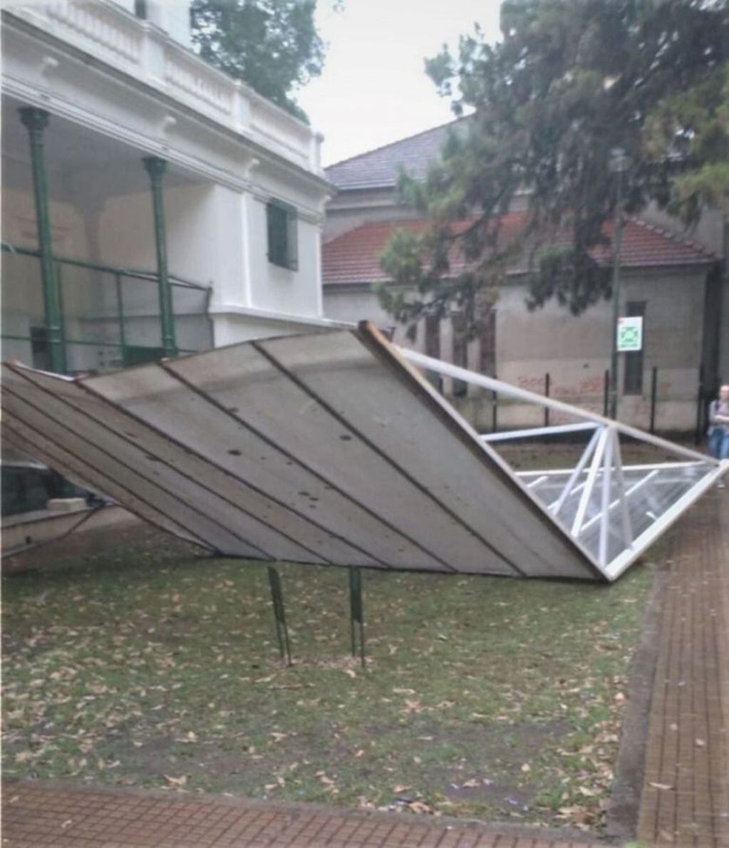La tormenta generó serios destrozos a lo largo y ancho de la ciudad (web).
