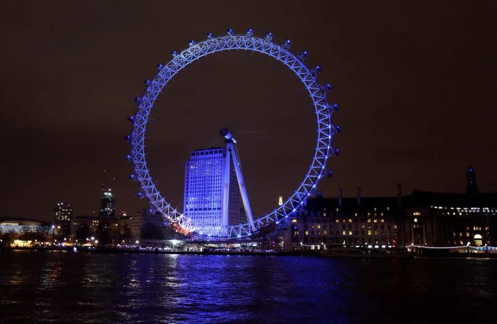 masacre asesinato de once personas durante golpe comando de terroristas islamicos en revista humoristica Charlie Hebdo ataque libertad de expresionrnrnrnThe London Eye is alternately lit in the colours of the French national flag in tribute to the 17 people killed in the Paris terror attacks, in London, January 11, 2015. People marched around the world on Sunday in a tribute to this week's victims, including journalists and policemen, of the shootings by gunmen at the Paris offices of the satirical weekly newspaper Charlie Hebdo, the killing of a policewoman in Montrouge, and the hostage-taking at a kosher supermarket at Porte de Vincennes.   REUTERS/Paul Hackett   (BRITAIN  - Tags: CIVIL UNREST CRIME LAW CITYSCAPE) inglaterra londres  atentado terrorista en Francia contra la revista de humor Charlie Hebdo masacre asesinato de once personas durante golpe comando de terroristas islamicos en revista humoristica marcha de repudio protestas manifestaciones