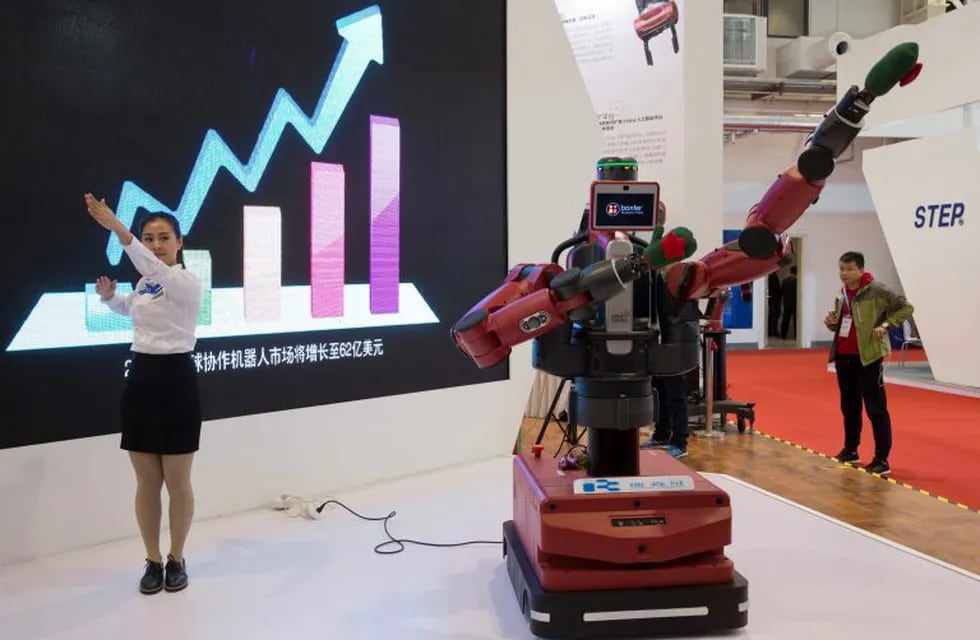 Baxter, robot industrial imita los movimientos de la presentadora en Word Robot Conference en Beijing
