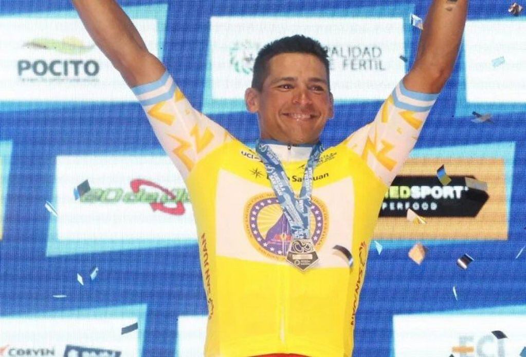 Juárez, en el podio de la Vuelta a San Juan Internacional (2020).