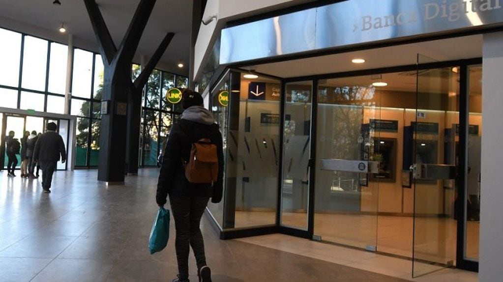 Así luce la nueva banca digital del Banco Nación en la Terminal de Mendoza. Foto:  Marcelo Rolland de Los Andes.