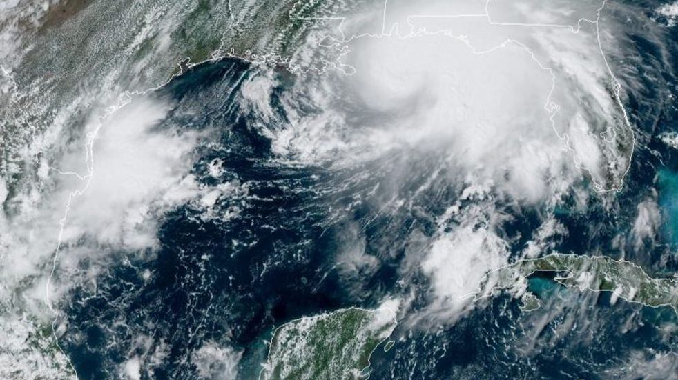 USA3720. MIAMI (ESTADOS UNIDOS), 14/09/2020.- Fotografía satelital cedida por la Oficina Nacional de Administración Oceánica y Atmosférica (NOAA) de Estado Unidos por vía del Centro Nacional de Huracanes (NHC) donde se muestra la localización del huracán Sally en el golfo de México este lunes a las 15:21 hora local (19:21 GMT). La tormenta Sally se convirtió en huracán este lunes en el Golfo de México de camino a la costa de Louisiana, donde se prevé que toque tierra este martes a primera hora del día, según el más reciente reporte del NHC. EFE/NOAA-NHC /SOLO USO EDITORIAL /NO VENTAS