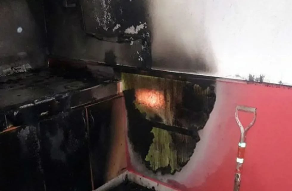 Se incendió un quincho de una vivienda en Alcira Gigena y afectó a dos hermanos  (gentileza Radio Alcira Gigena)