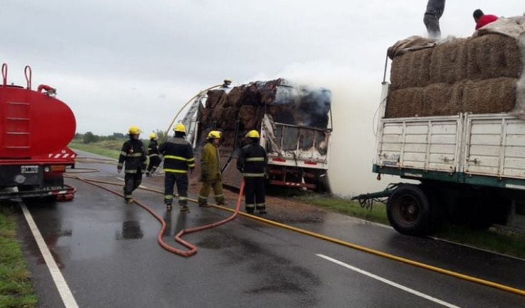 Incendio de un camión de fardos (Foto FM La Voz de la amistad).