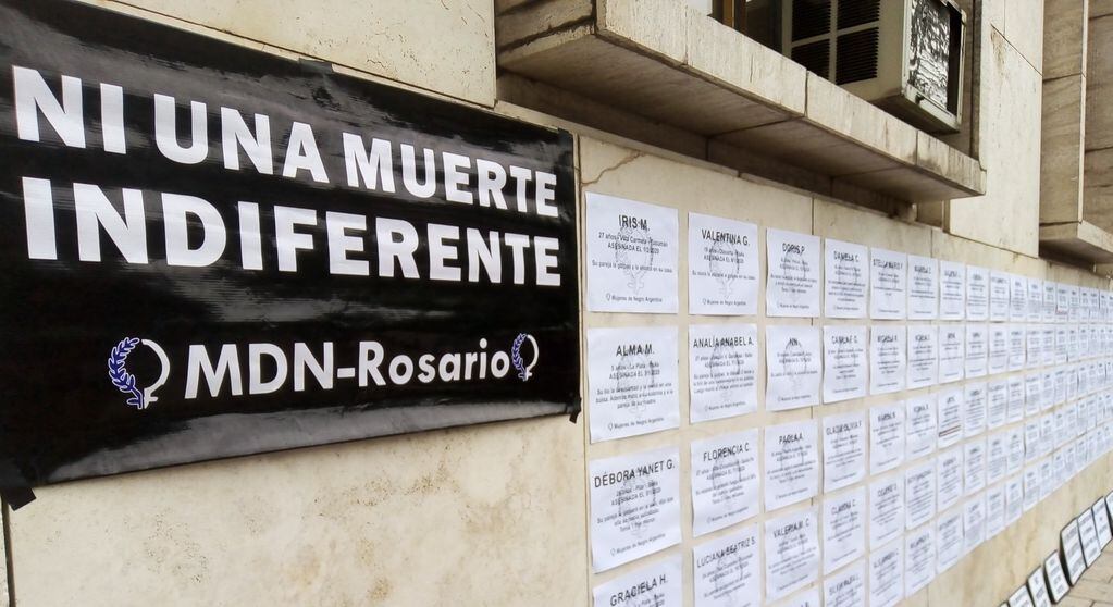 El colectivo Mujeres de Negro hizo una intervención en los Tribunales provinciales de Rosario para visibilizar la problemática de los femicidios. (@mdn_argentina)