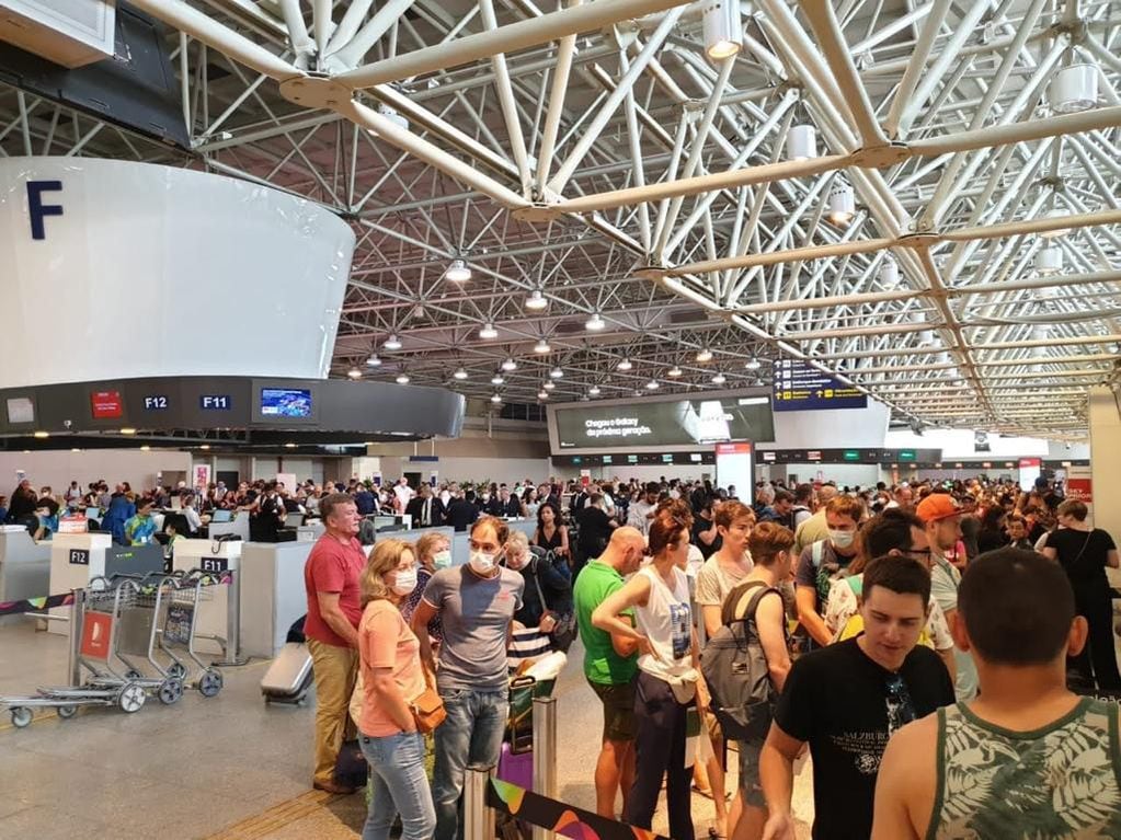 Gente varada en el Aeropuerto de Río de Janeiro. 