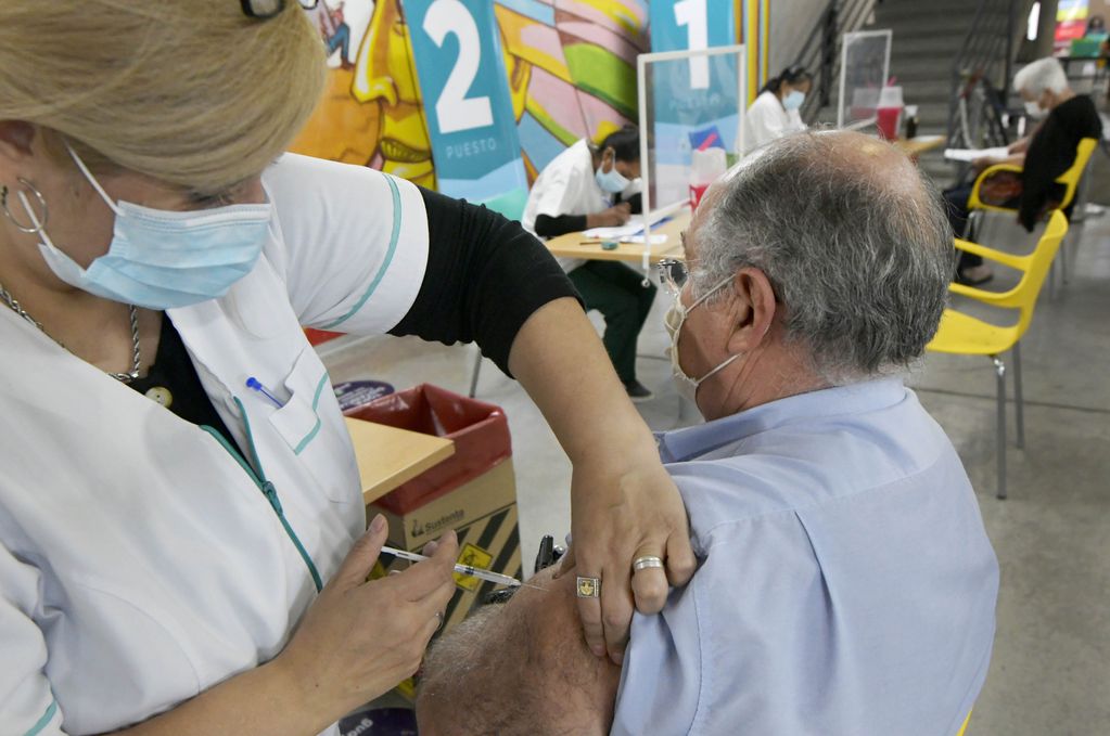 Continua la vacunación con la vacuna rusa Sputnik V, en el vacunatorio de campaña montado en el Julio Le Parc,  a los ancianos de mas de 70 años.