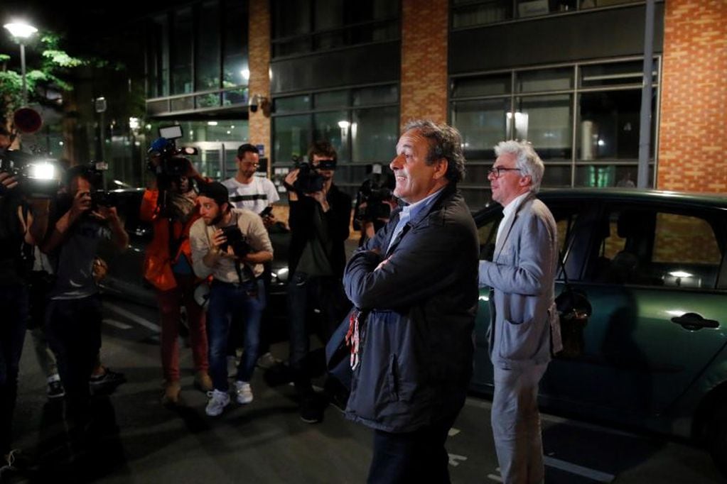 Michel Platini ante la prensa al ser liberado. (Foto: Francois Mori/AP)