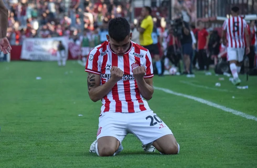 Mauro Verón celebra su gol ante Almirante Brown. Ganó San Martín, alcanzó a Instituto y no se rinde (Prensa San Martín).