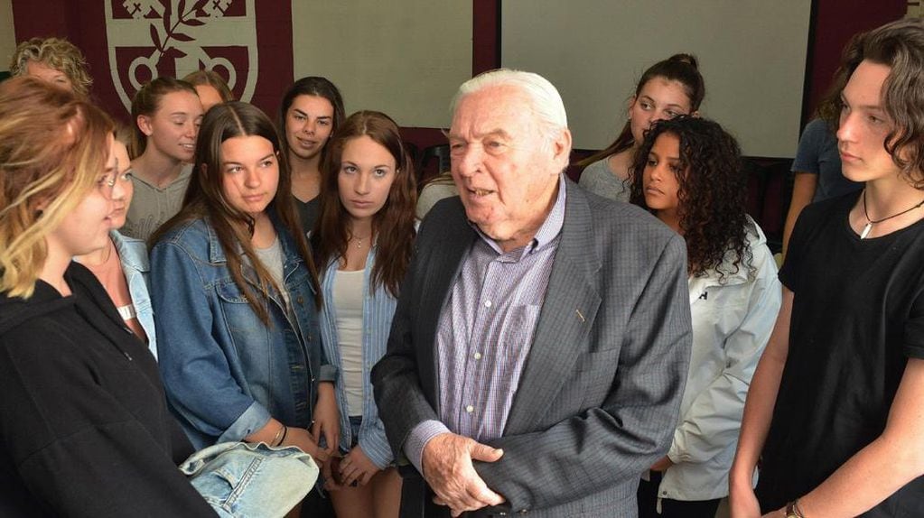 Intercambio. Los alumnos australianos escucharon los relatos de Edgar Wildfeuer, un sobreviviente del campo de Auschwitz (Raimundo Viñuelas).