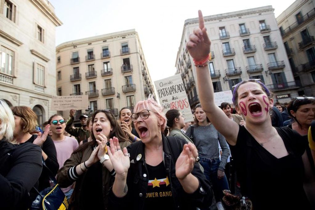 Miles de personas abarrotaron la plaza de Sant Jaume de Barcelona en protesta por la sentencia de la Audiencia de Navarra a "La Manada. (Foto: EFE/Marta Pérez)