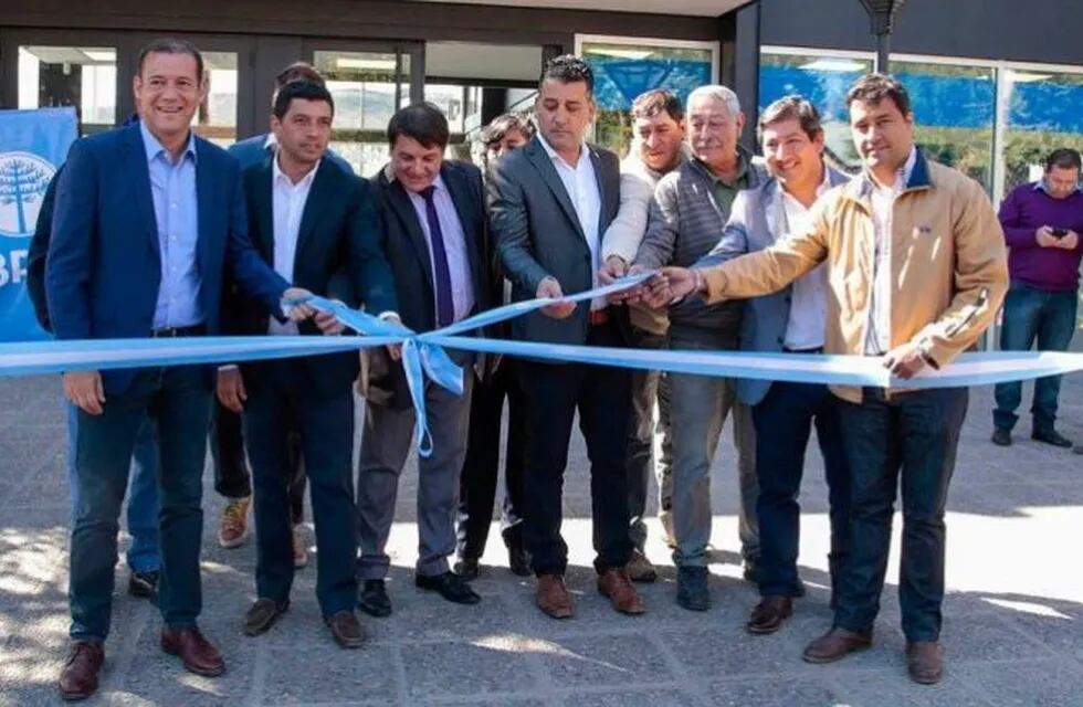 Gutiérrez junto a directivos del banco cortan la cinta para inaugurar la obra que tuvo un costo superior a los 22 millones de pesos.