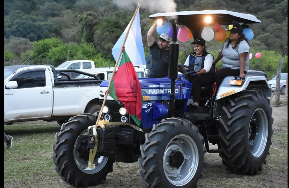 Agricultura Familiar hizo entrega de un tractor a mujeres campesinas de los perilagos, en El Carmen, provincia de Jujuy.