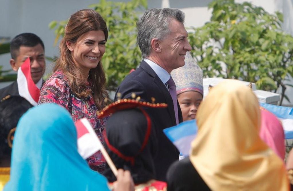 El presidente Mauricio Macri junto a su mujer, Juliana Awada sonríen al ser recibidos por un grupo de niños a su llegada al Palacio Presidencial en Bogor (Indonesia) EFE/ Adi Weda