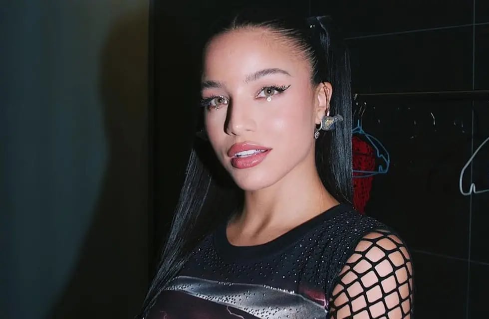 Emilia Mernes posó con un increíble look gótico y Duki le comentó / Instagram