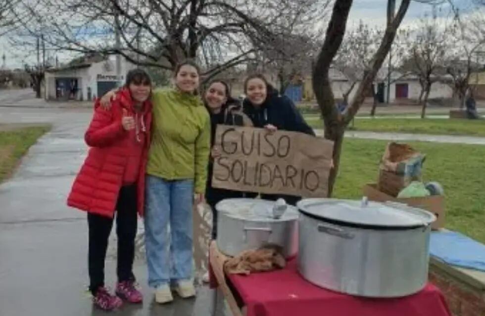 Una neuquina de 20 años tuvo un gran gesto solidario con sus vecinos de Centenario y les cocinó guiso a todos.