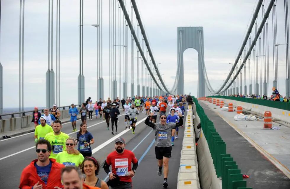 Nov 1, 2015; New York, NY, USA; Runners make their way across the Verrazano-Narrows Bridge during the start of the New York City Marathon. Mandatory Credit: Eric Sucar-USA TODAY Sports eeuu nueva york  maraton de nueva york maratones maratonistas