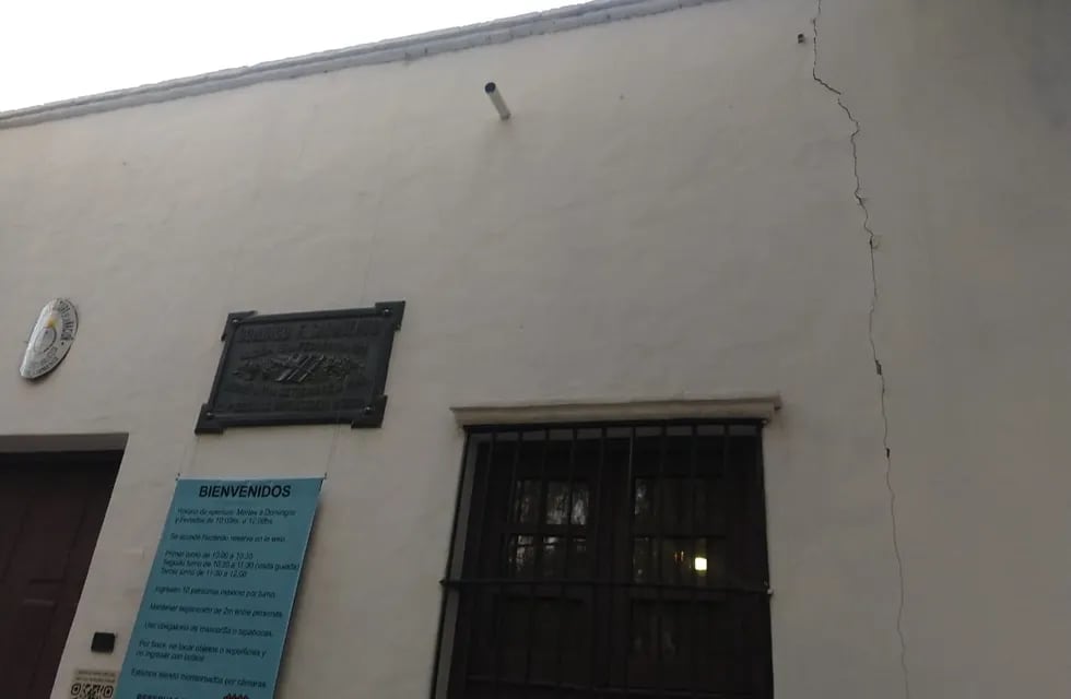 En el frente de la Casa Natal de Domingo Faustino Sarmiento se pueden ver dos grietas/Tiempo de San Juan