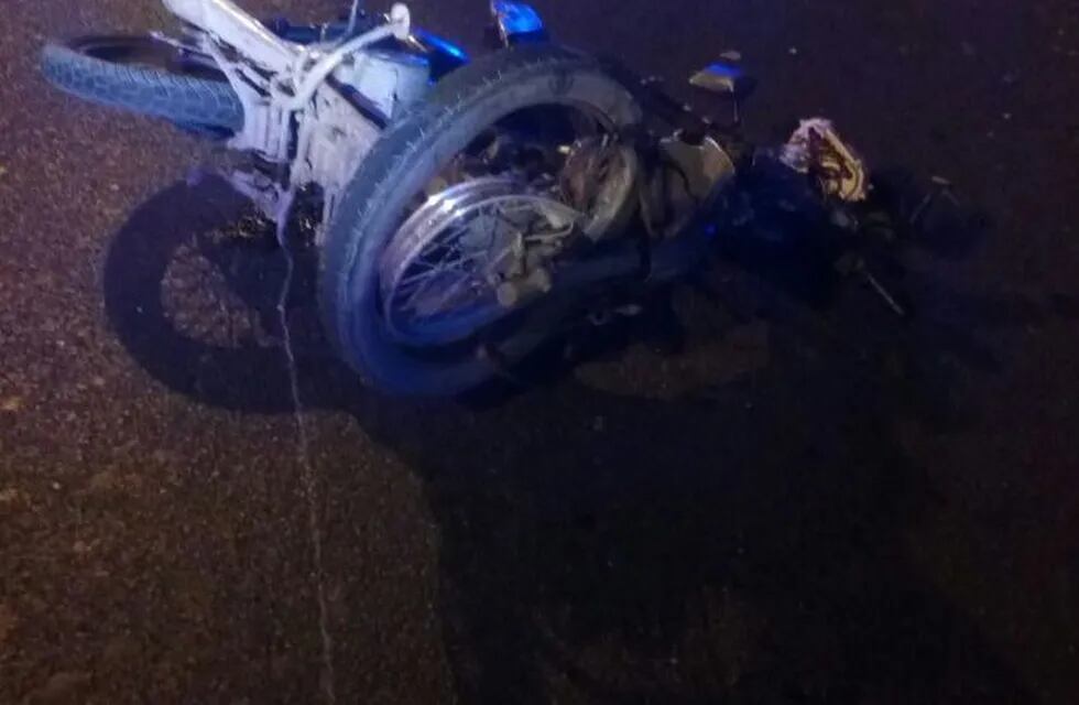 El conductor chocó desde atru00e1s a otro motociclista y murió en el acto.