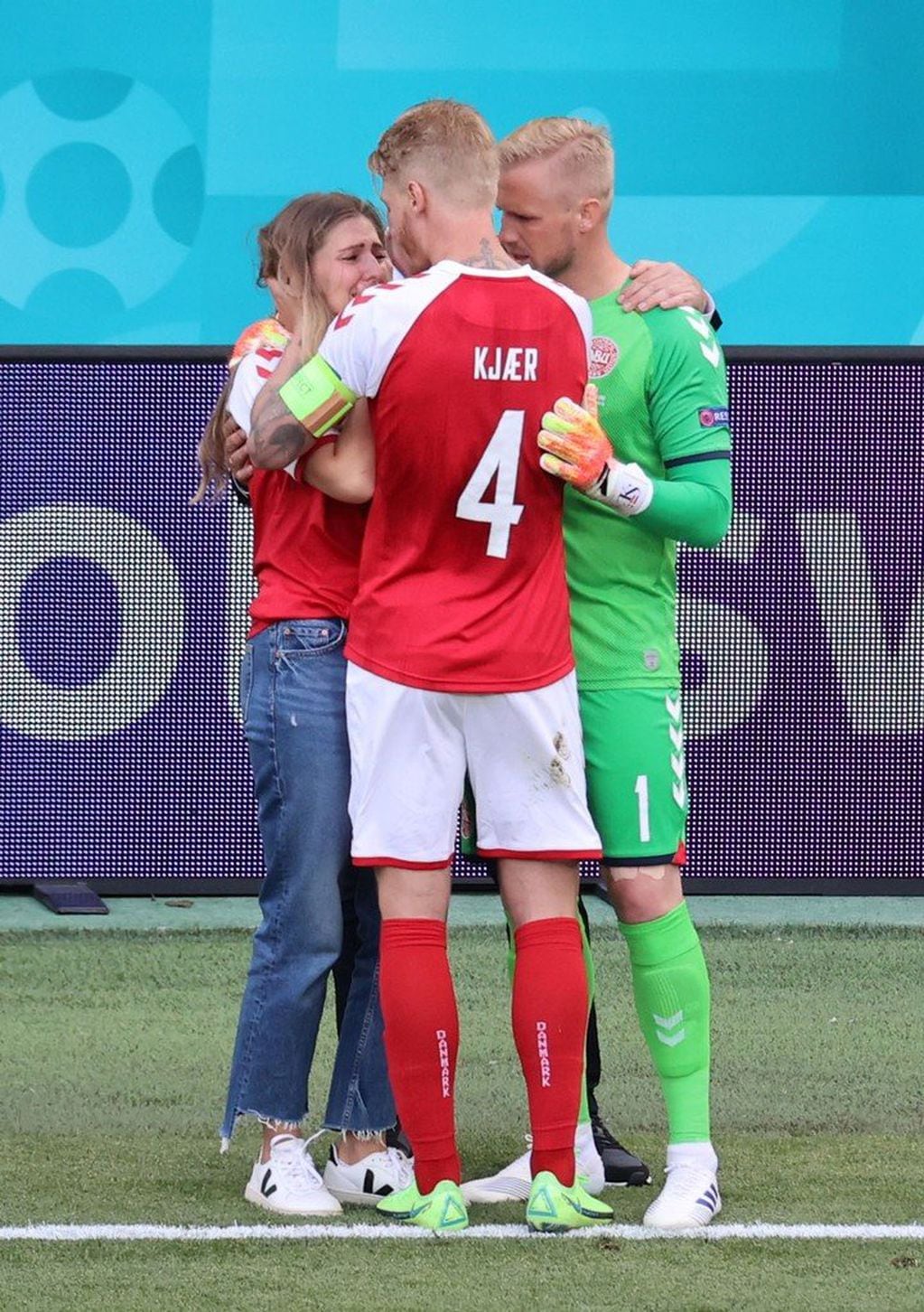  Simon Kjaer y Kasper Schmeichel la abrazaron