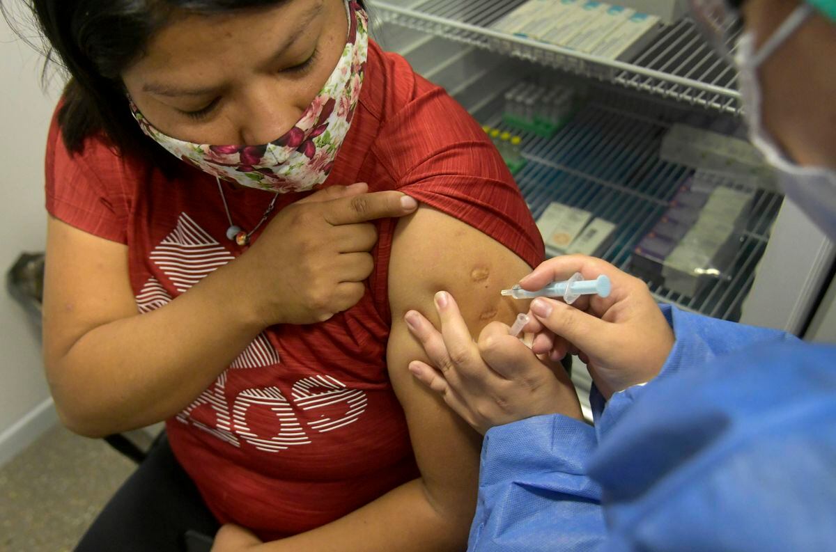 Personal de Salud ya comenzó a recibir la primera dosis de la vacuna rusa (Orlando Pelichotti).