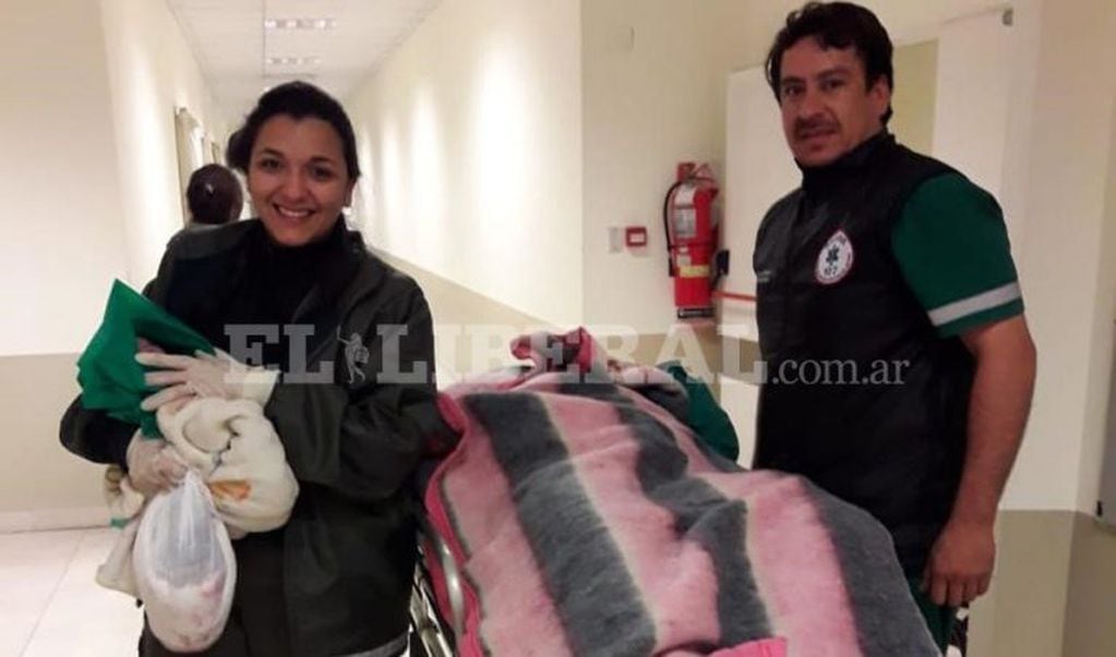 Una santiagueña tuvo su hijo en plena calle y fue asistida por paramédicos