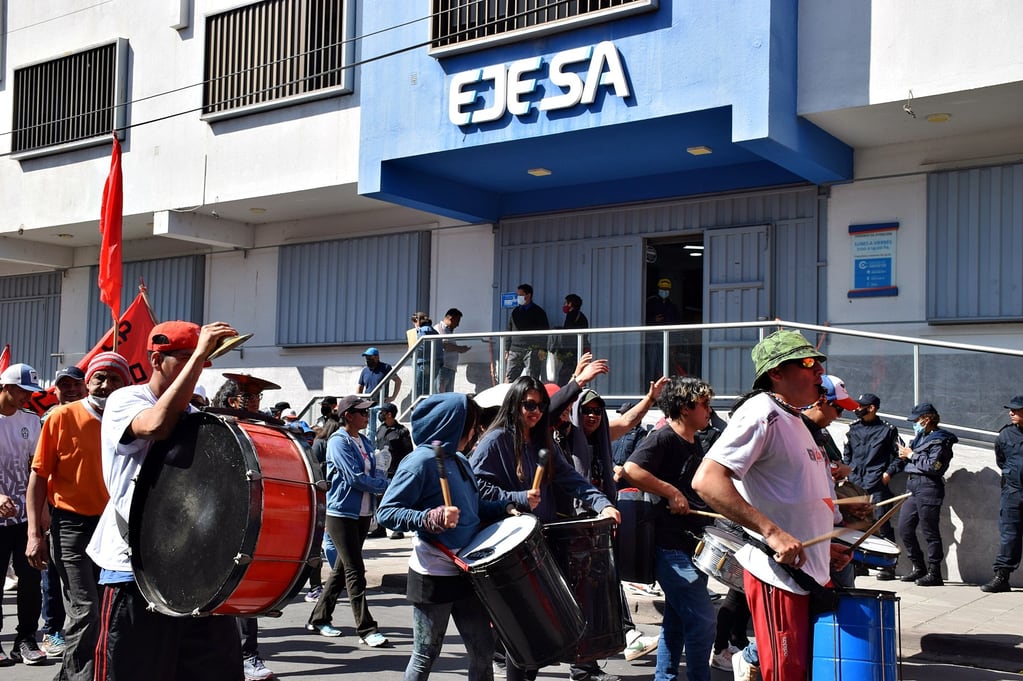 A su paso por las oficinas de Ejesa, la manifestación hizo oír con fuerza su reclamo por los aumentos.