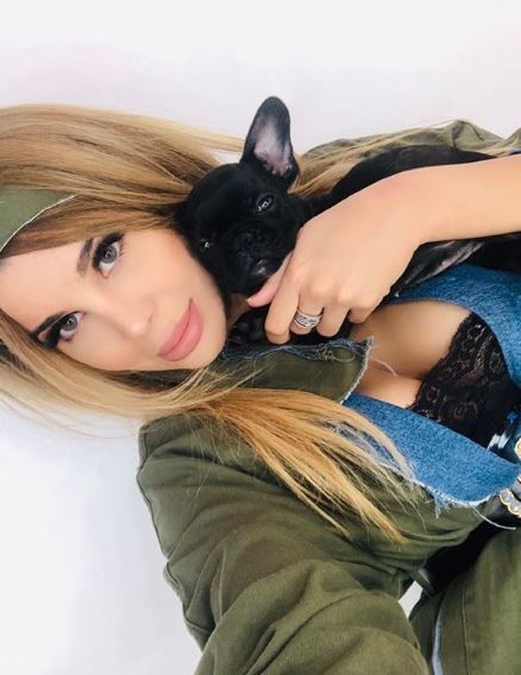 Charlotte Caniggia y su nuevo perro. (Instagram/@chcaniggia)
