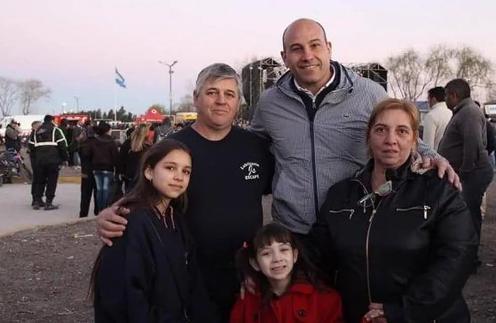 Juan Guarino junto a su familia y Martiniano Molina