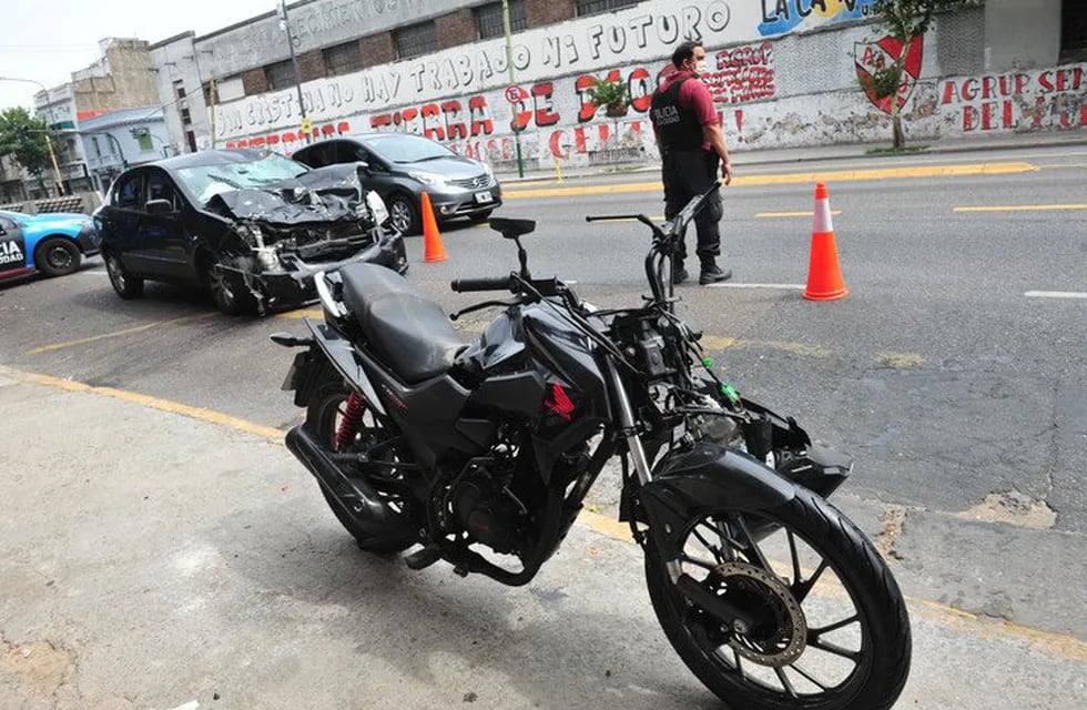 Una joven que conducía una moto falleció en un accidente en La Paternal (Foto: Clarín)