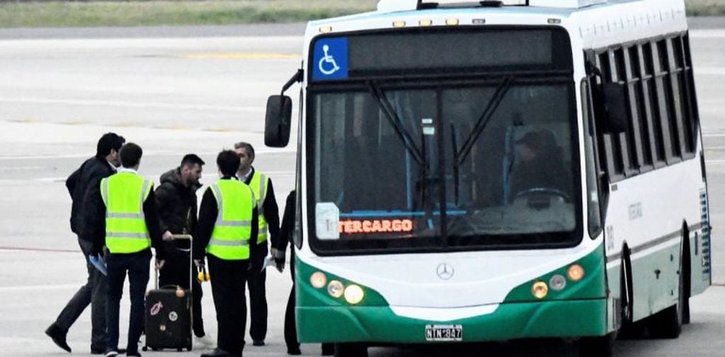 Messi bajó de su avión privado y salió de la plataforma en un bus de Intercargo para hacer trámites migratorios. (Juan José García)