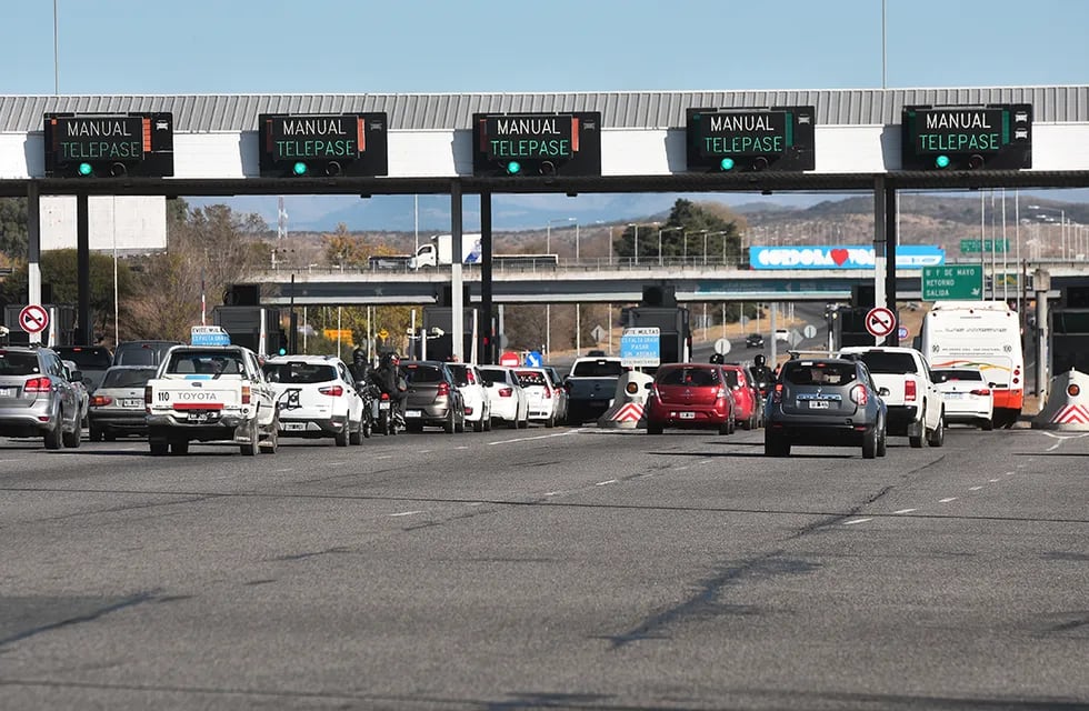 Peaje de la autopista Córdoba Carlos Paz. Movimiento turistico por el fin de semana largo    Foto: (Pedro Castillo / La Voz)