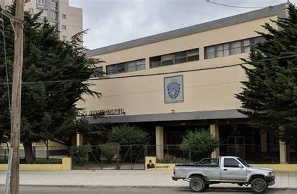 Reclaman seguridad en Comodoro Rivadavia: un alumno sufrió un robo de sus figuritas del mundial a la salida de la escuela.