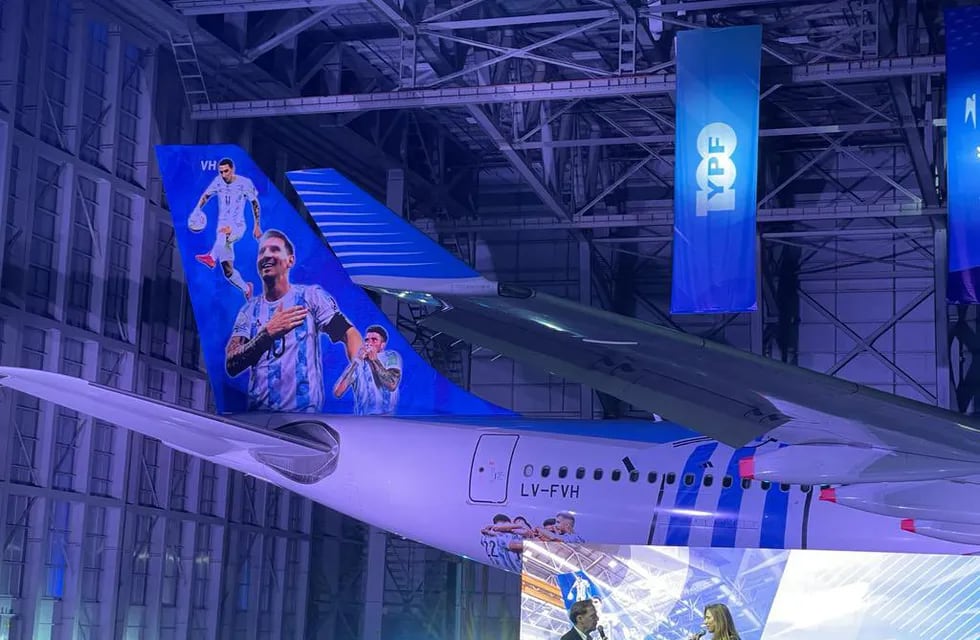 El avión de Aerolíneas Argentina que llevará a la selección y a la ilusión de todo el país al Mundial de Qatar 2022. (@okdobleamarilla)