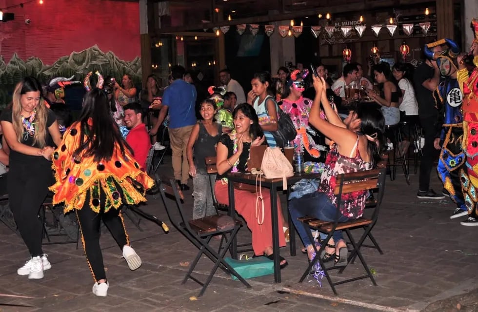 San Salvador de Jujuy propuso el "paseo Sarmiento", en el caso histórico de la ciudad, como espacio para disfrutar la gastronomía en un clima de carnaval.