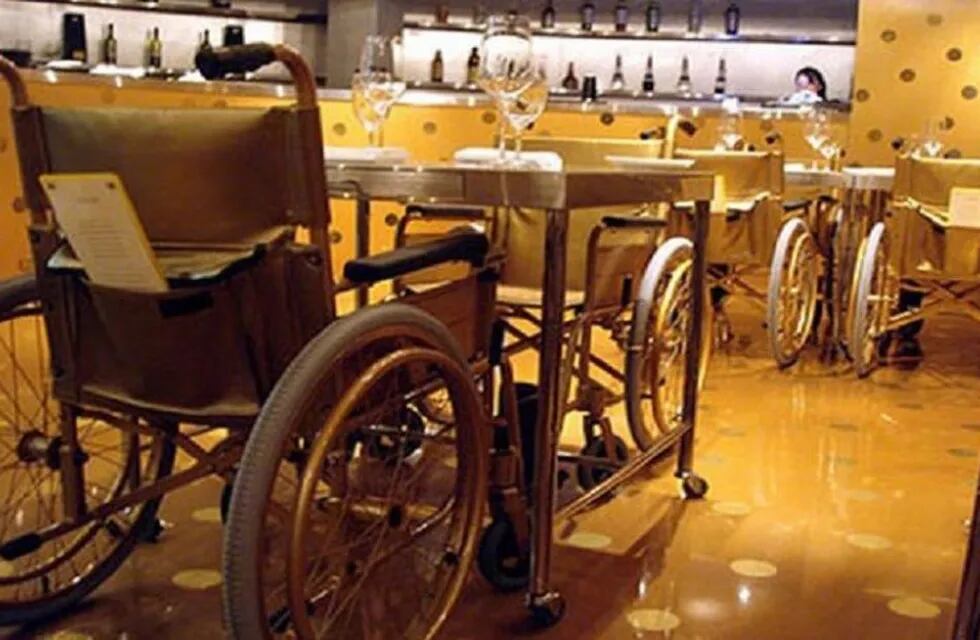 En Godoy Cruz, comercios gastronómicos y bares deberán contar con mesas prioritarias para personas con discapacidad.