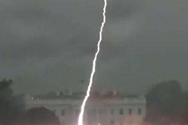 El rayo que impactó cerca de la Casa Blanca (Captura de video).