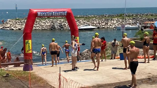 Nadadores de Arroyito en comptencia de Aguas Abiertas en Miramar