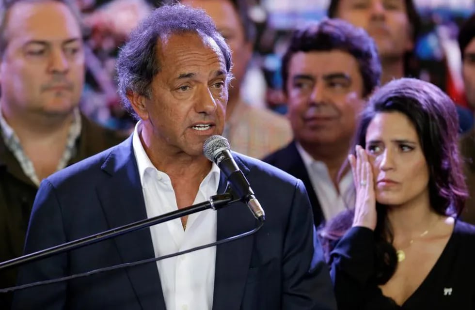 BALLOTAGE 2015rnDaniel Scioli, the ruling party presidential candidate, delivers his concession speech to opposition candidate Mauricio Macri as Scioli's daughter Lorena, right, wipes tears off her face during Argentina's presidential runoff election in B