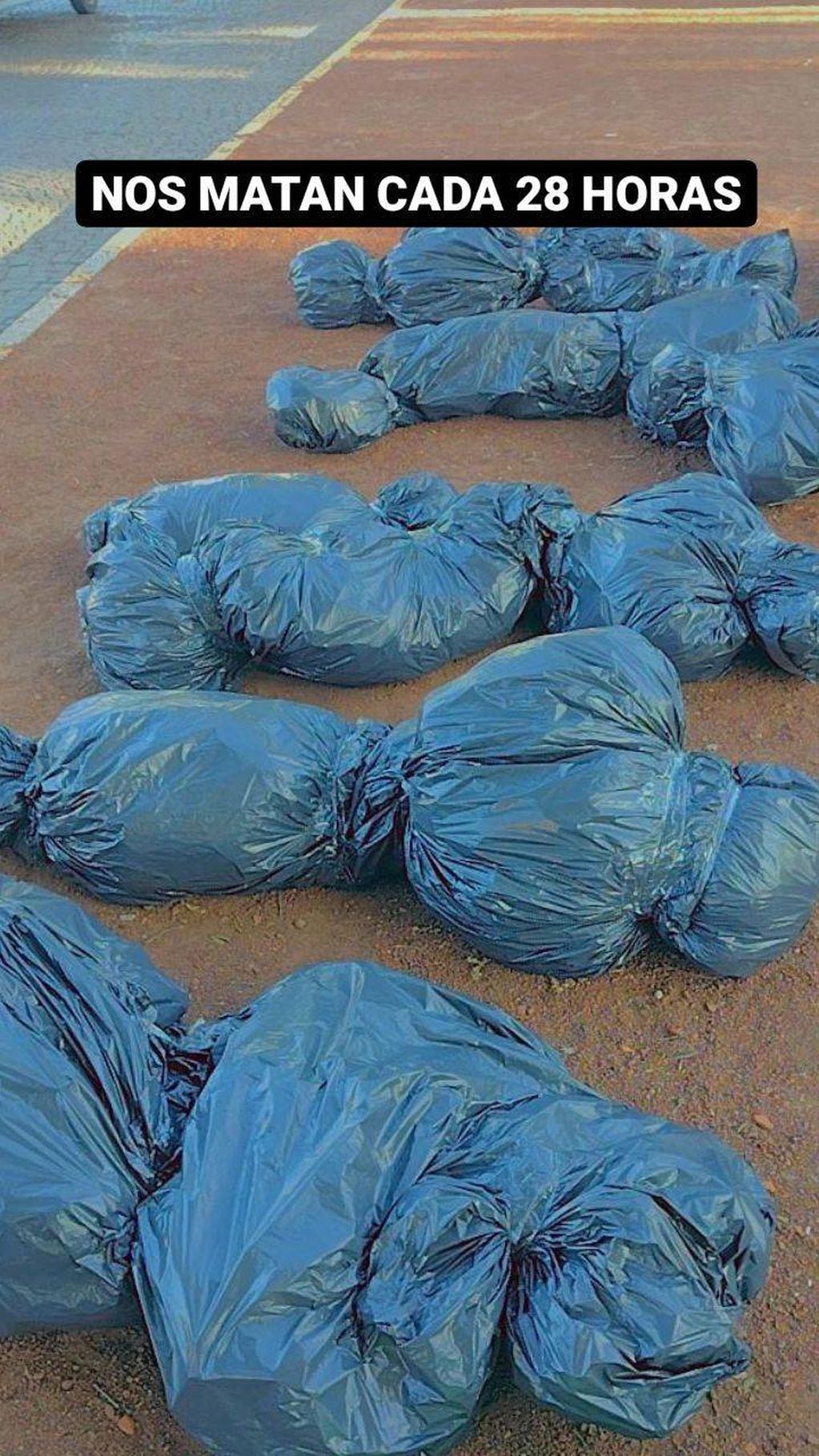 Bolsas que se asemejaban a cadáveres en la marcha de "Ni una menos" en Rafaela