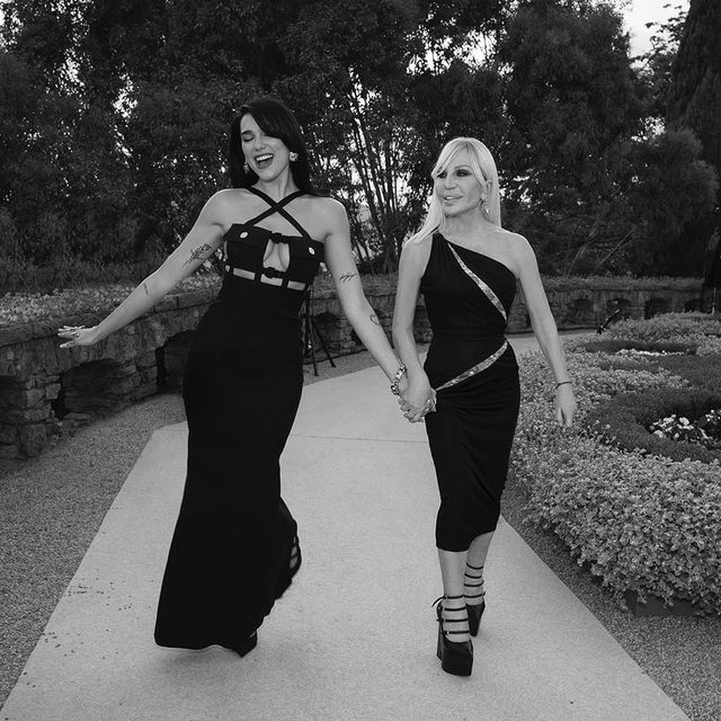 La cantante modeló por la pasarela con Donatella Versace para presentar su línea en conjunto, "La Vacanza" / Foto: Instagram