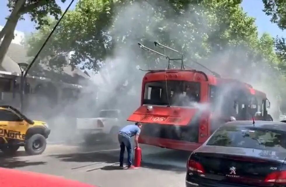 Se incendió una unidad de transporte público en pleno centro de Mendoza.