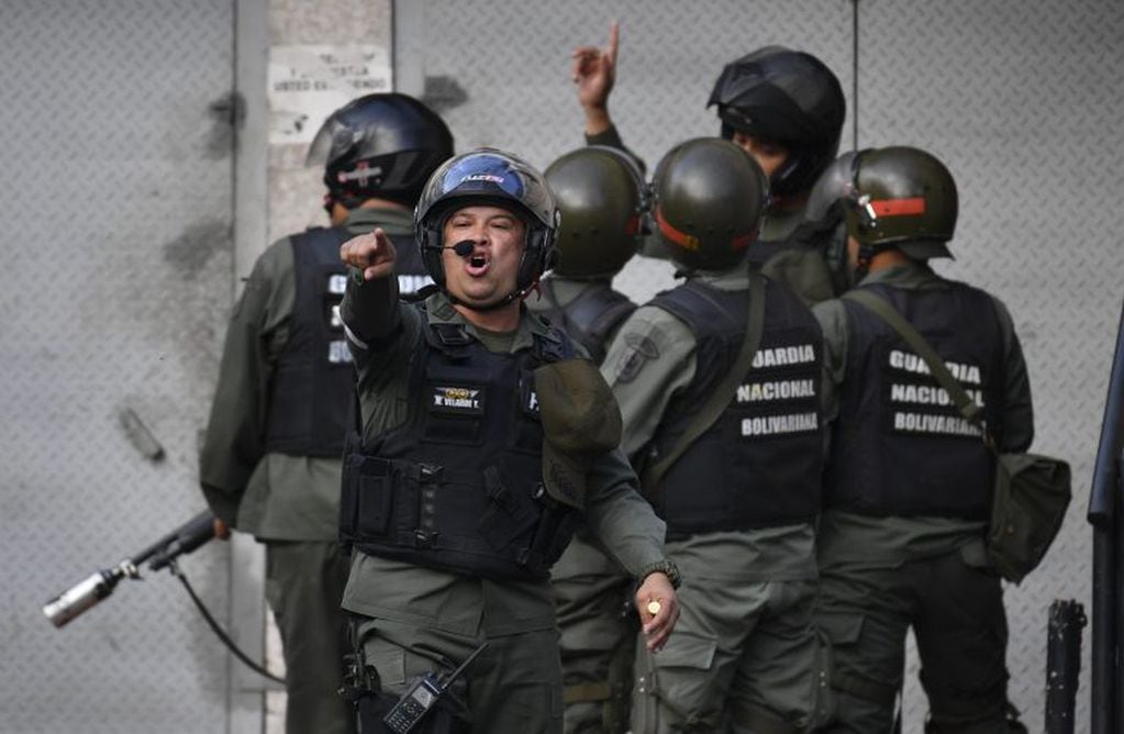 Miembos de la Guardia Nacional bolivariana protestan en Cotiza antes de su arresto.