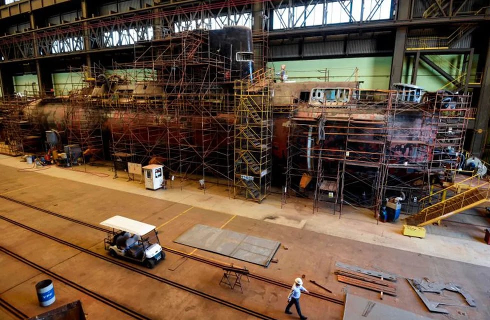 Argentina's Navy submarine ARA Santa Cruz, twin of missing submarine ARA San Juan, is pictured under repair at the state-operated Tandanor shipyard in Buenos Aires on December 26, 2017.\r\nAt a huge shed of the Tandador shipyard in the neighborhood of La Boca, dozens of workers go on with the reparations of submarine \