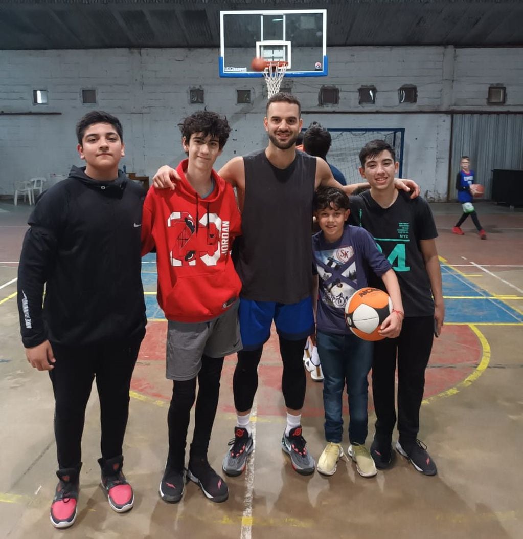 Pablo Bertone y Manuel Olocco visitaron el Club Sportivo 24 de Arroyito